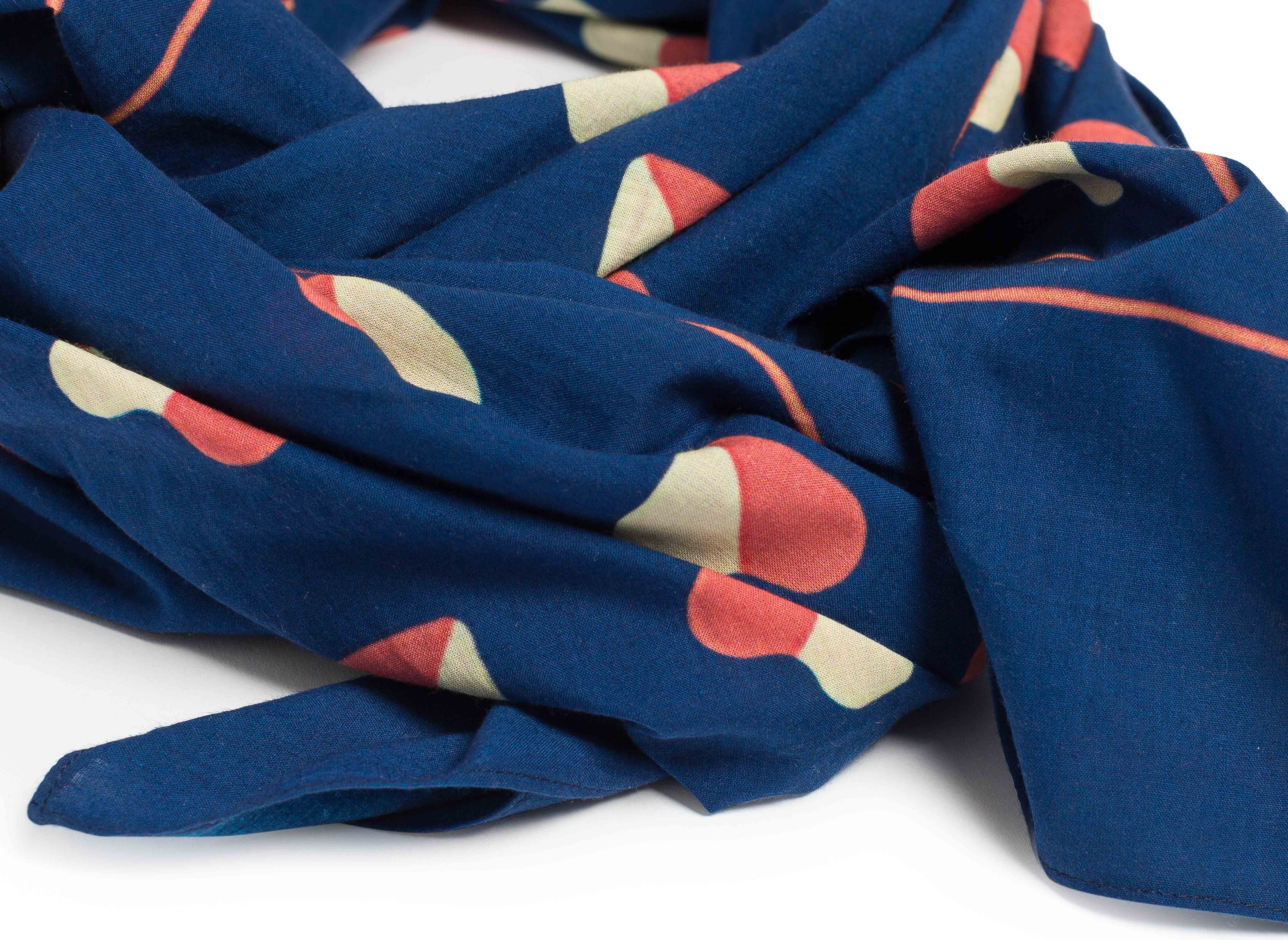 Foulard femme, imprimé bleu motif coeurs, vue détail