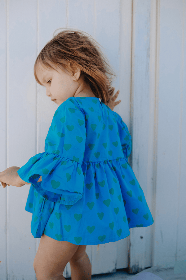 Bébé portant la blouse PIA bleue imprimé cœurs verts vêtements bébé en coton bio certifié GOTS style vintage mixte unisexe