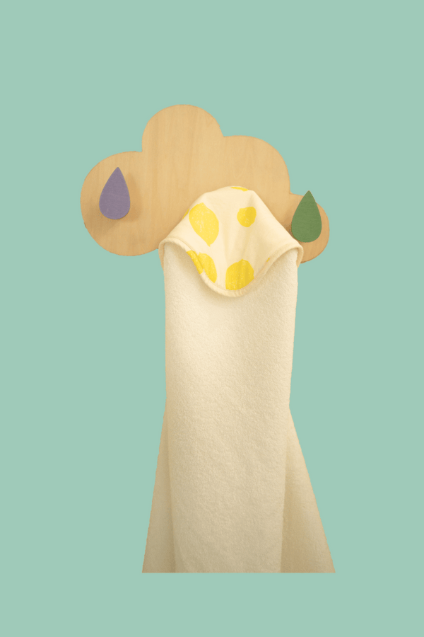 Cape de bain Lemon accrochée à un porte-manteau en forme de nuage, serviette de bain bébé, collection bébé naissance en coton bio Baby Care
